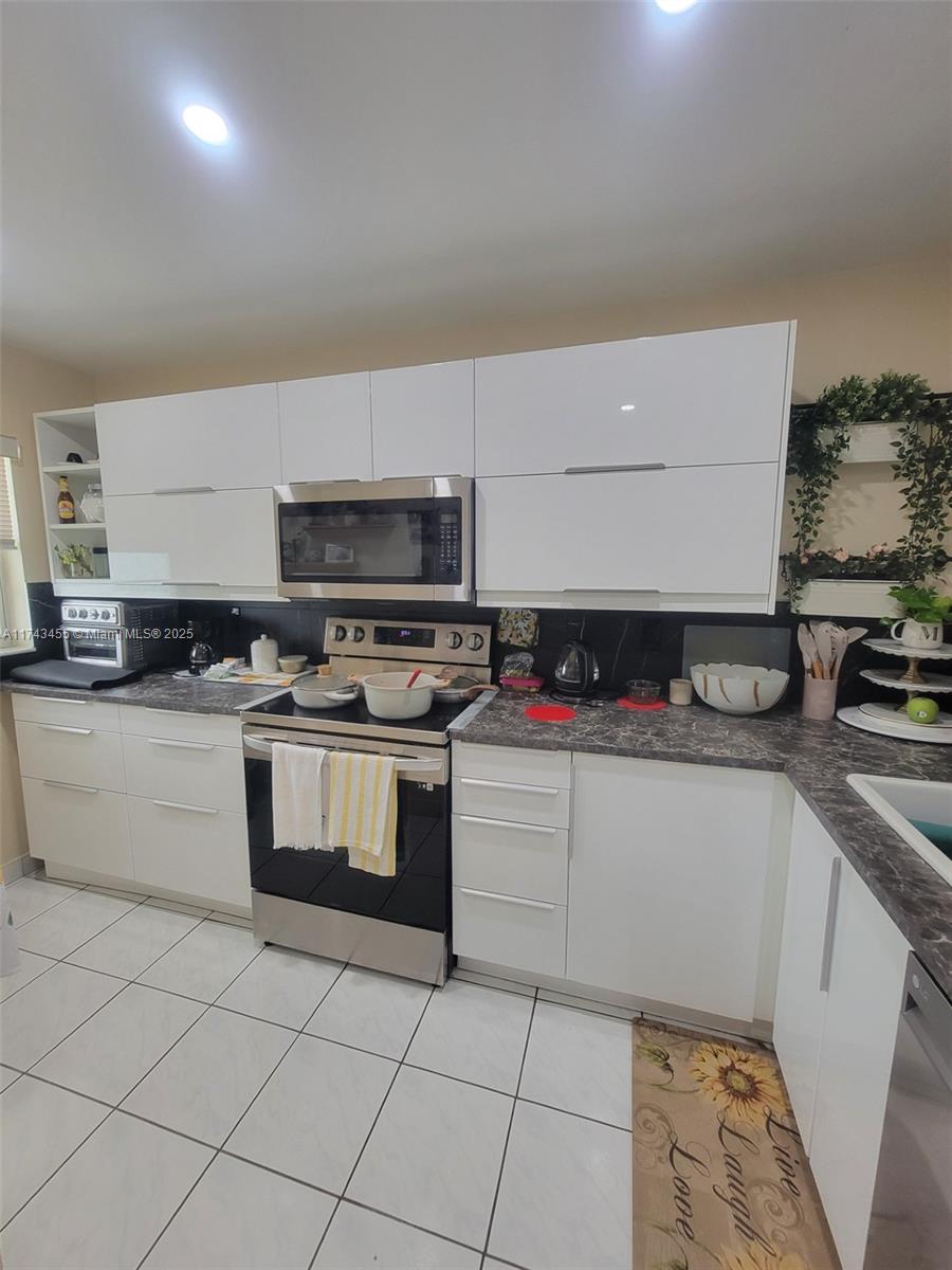 9235 Lagoon Pl 403