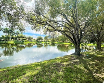 153 Lakeview Dr 103 Weston FL 33326