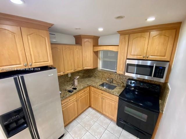 VILLAS OF MIAMI LAKES CON - Residential Lease