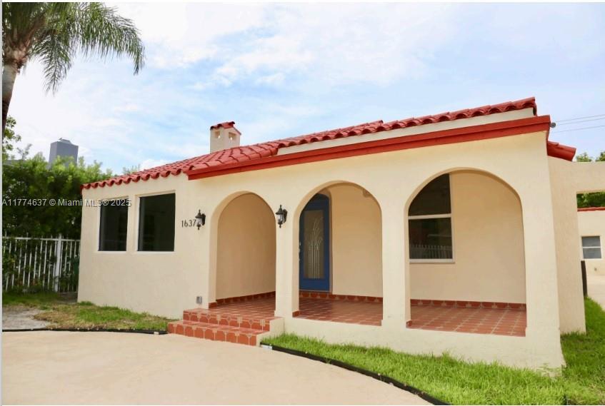 Large 2/2 home with 1/1 efficiency in the back yard, ideal for multigenerational family living. Main home has been recently renovated and has a large open kitchen, indoor laundry facility, and a den that can be used as an additional bedroom or a home office.
Efficiency is fully furnished and includes a walk-in closet, kitchen, and sleeping area.