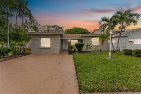 Photo of 608 NW 9th St, Hallandale Beach, FL 33009 (MLS # A11901965)