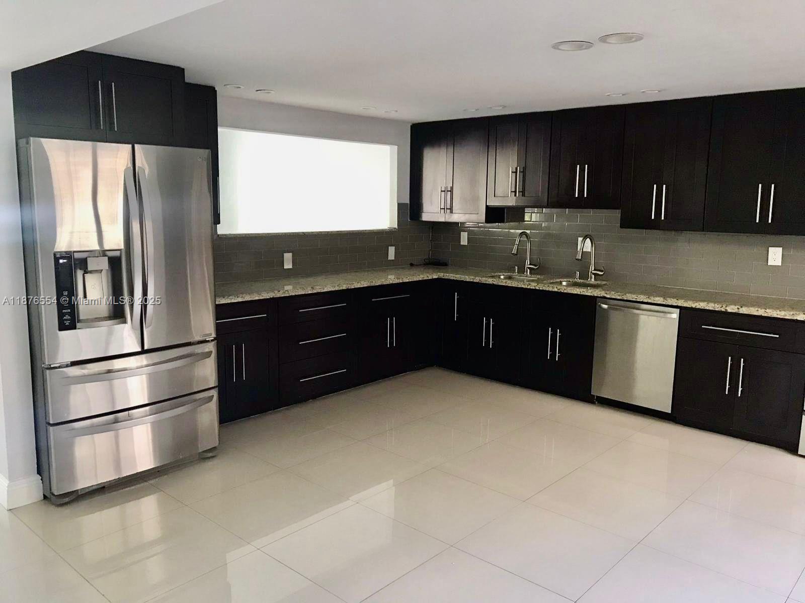 Beautifully remodeled 3BD/2BA in the heart of Aventura! 1,380 sf, Spacious open layout with a large living room, open kitchen featuring two sinks, and a nice size balcony with glass doors overlooking the beautiful pool. Washer & dryer in unit for convenience. Bright and inviting with plenty of closet space. Perfect location close to shops, restaurants, houses of worship, and more. Comfort and convenience all in one — come and see it today!