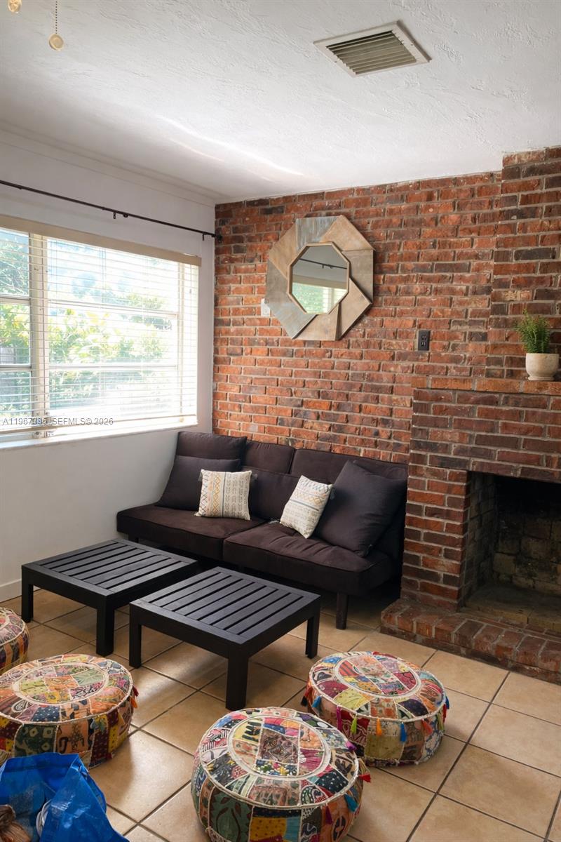 UNIVERSITY MNR - Residential