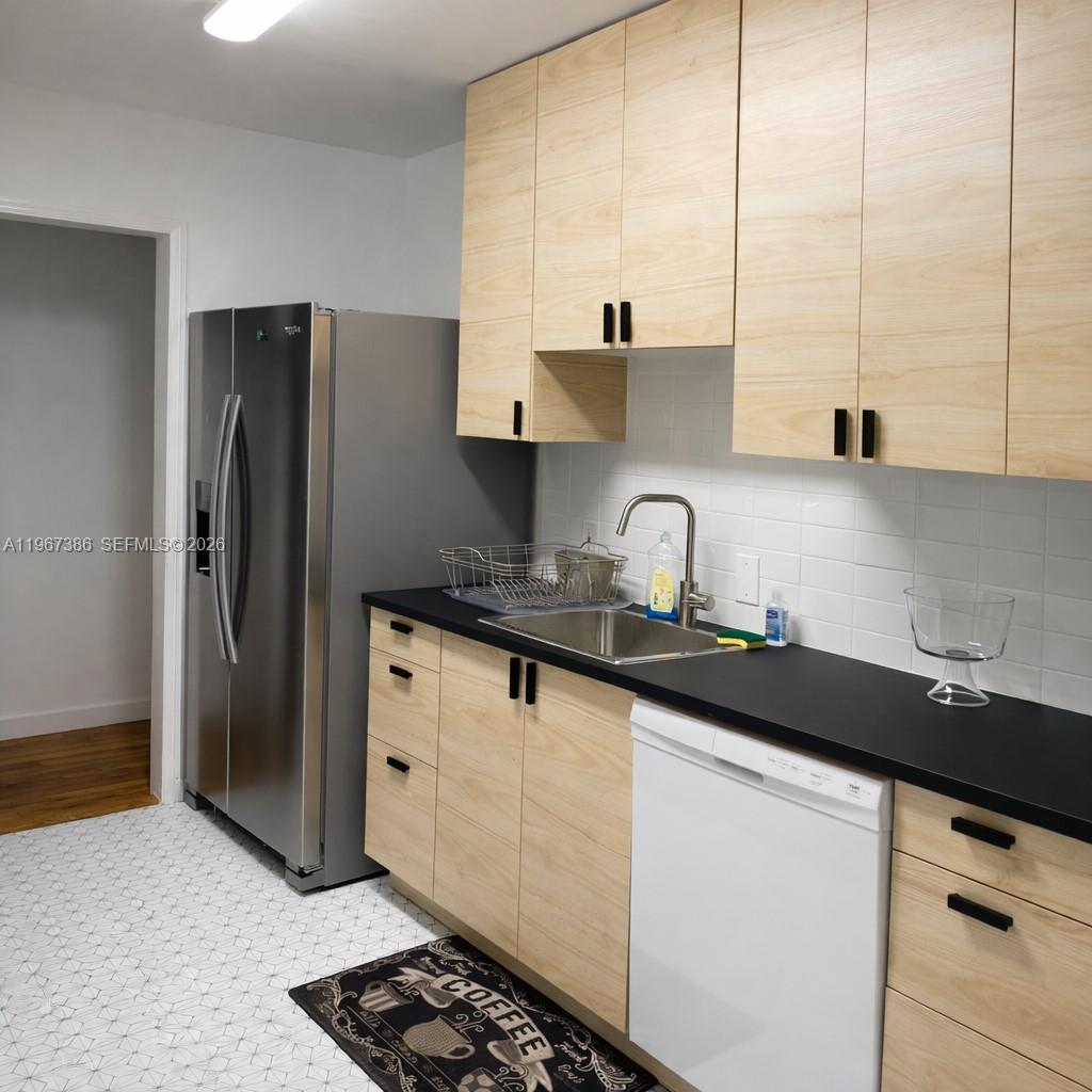 UNIVERSITY MNR - Residential