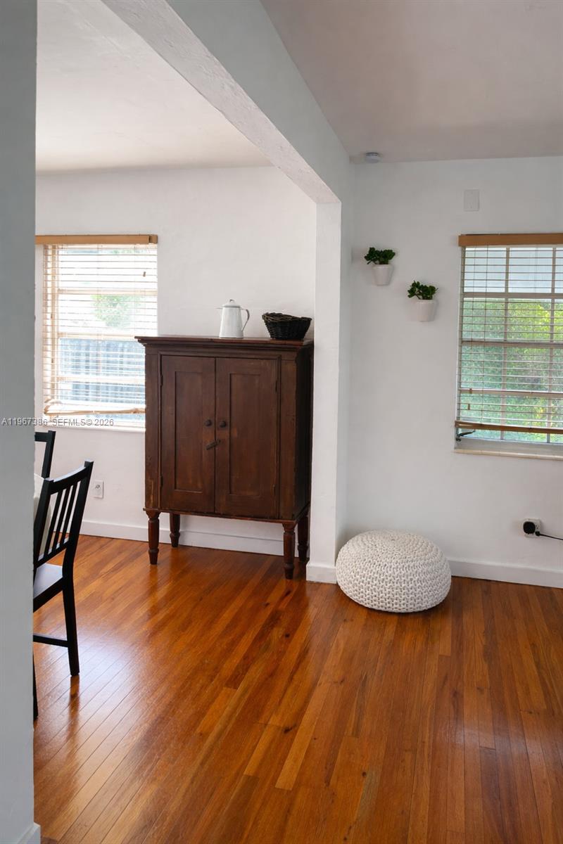 UNIVERSITY MNR - Residential