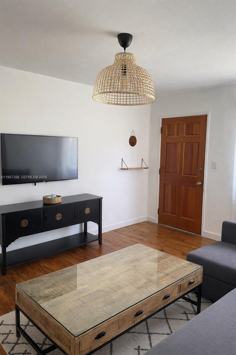 UNIVERSITY MNR - Residential