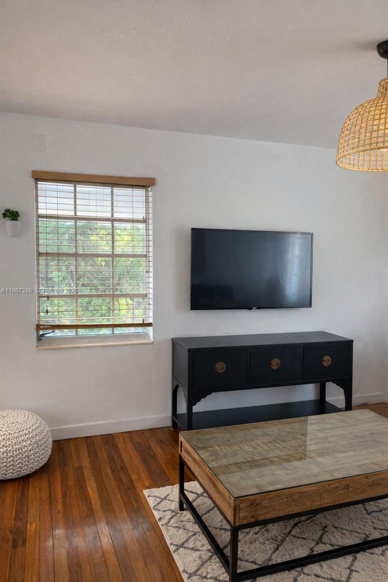 UNIVERSITY MNR - Residential