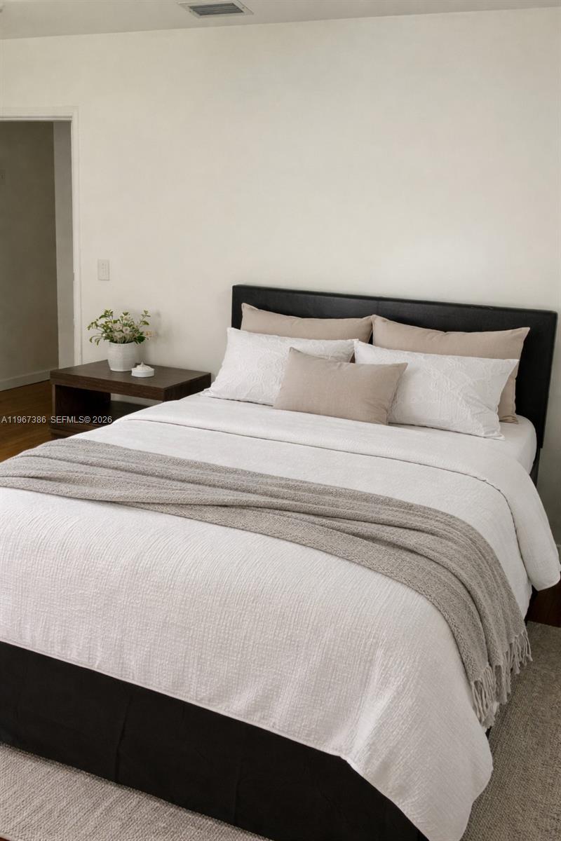 UNIVERSITY MNR - Residential