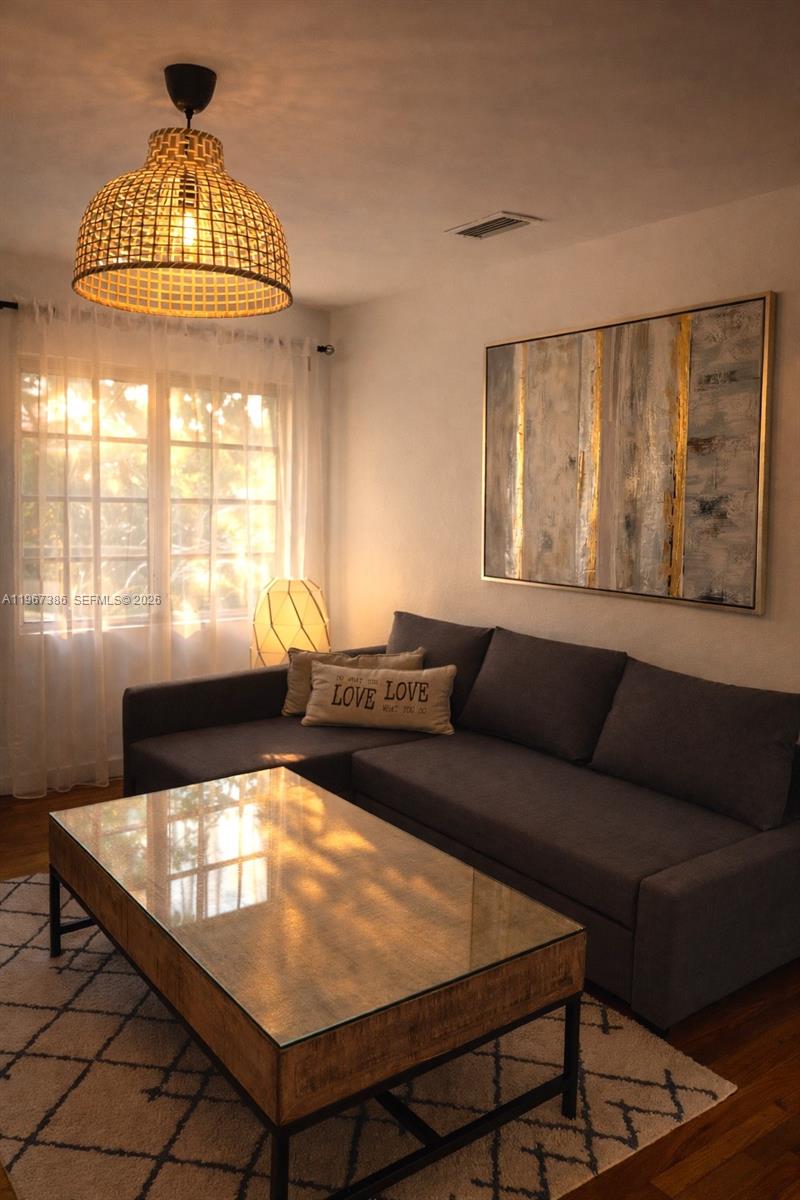 UNIVERSITY MNR - Residential