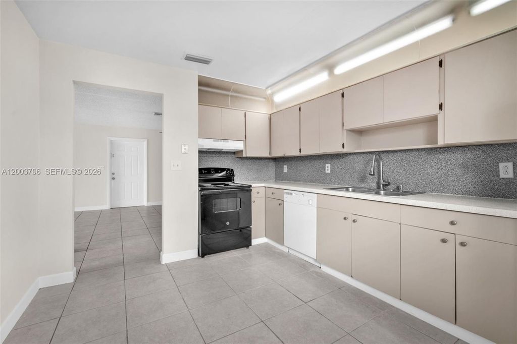 Photo of 2127 Mckinley St #back, Hollywood, FL 33020 (MLS # A12003706)