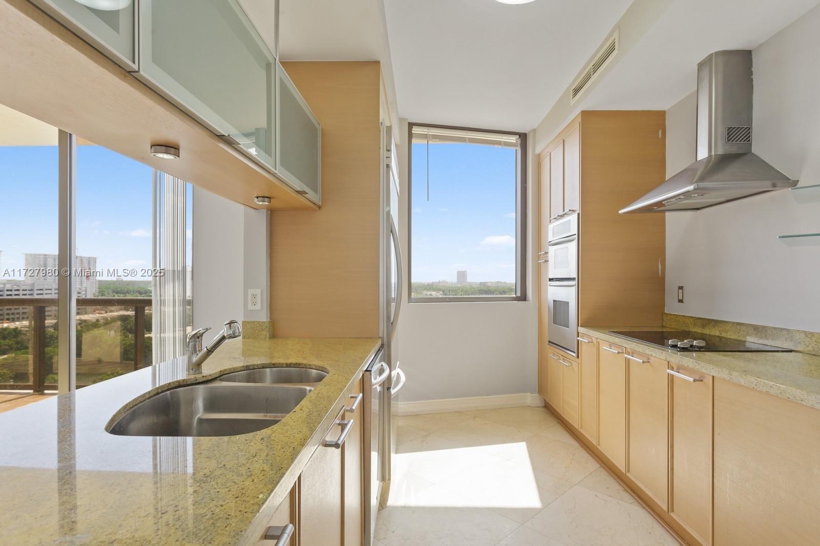 16275 Collins Ave 904