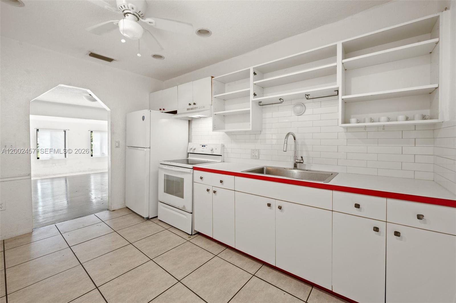 HOLLYWOOD LITTLE RANCHES - Residential