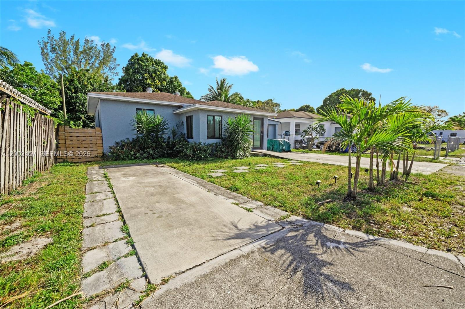 HOLLYWOOD LITTLE RANCHES - Residential