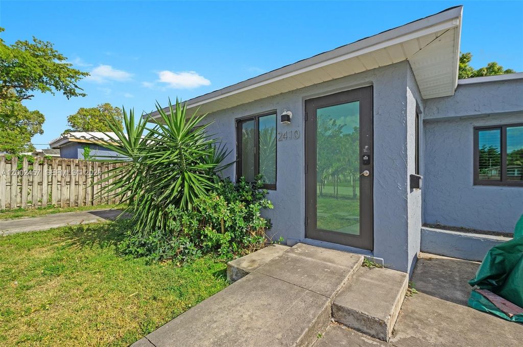 Photo of 2410 Jackson St, Hollywood, FL 33020 (MLS # A12002457)