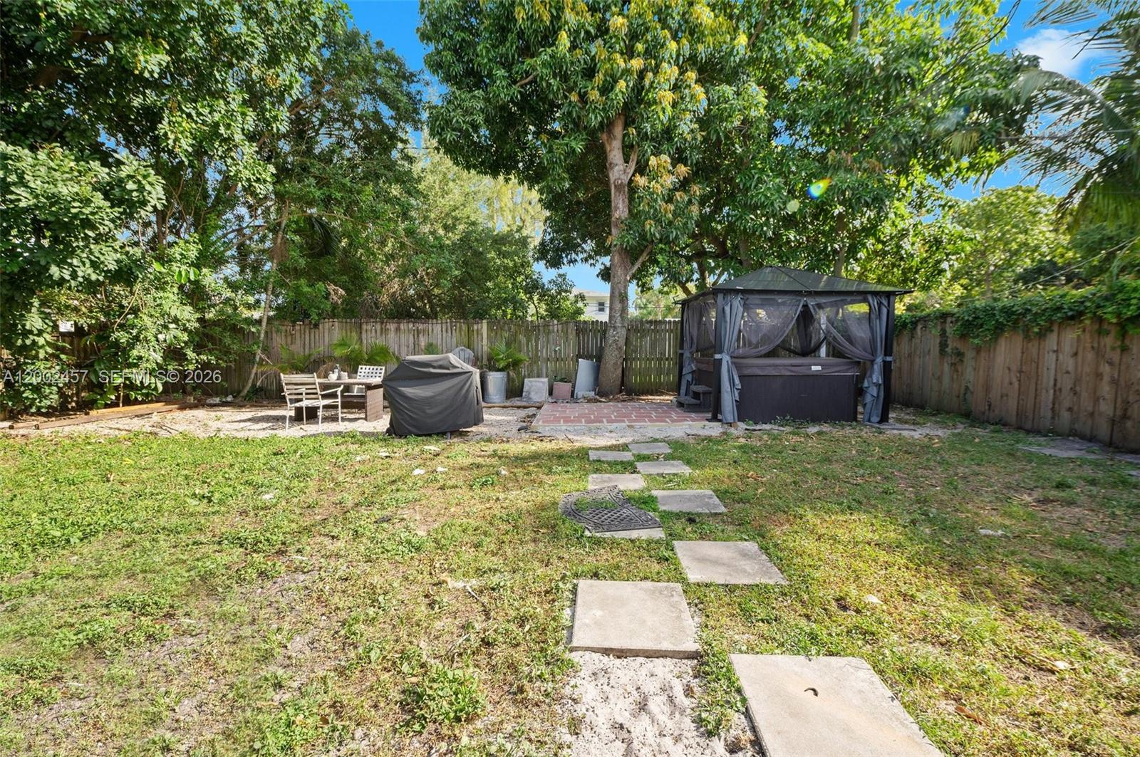 HOLLYWOOD LITTLE RANCHES - Residential