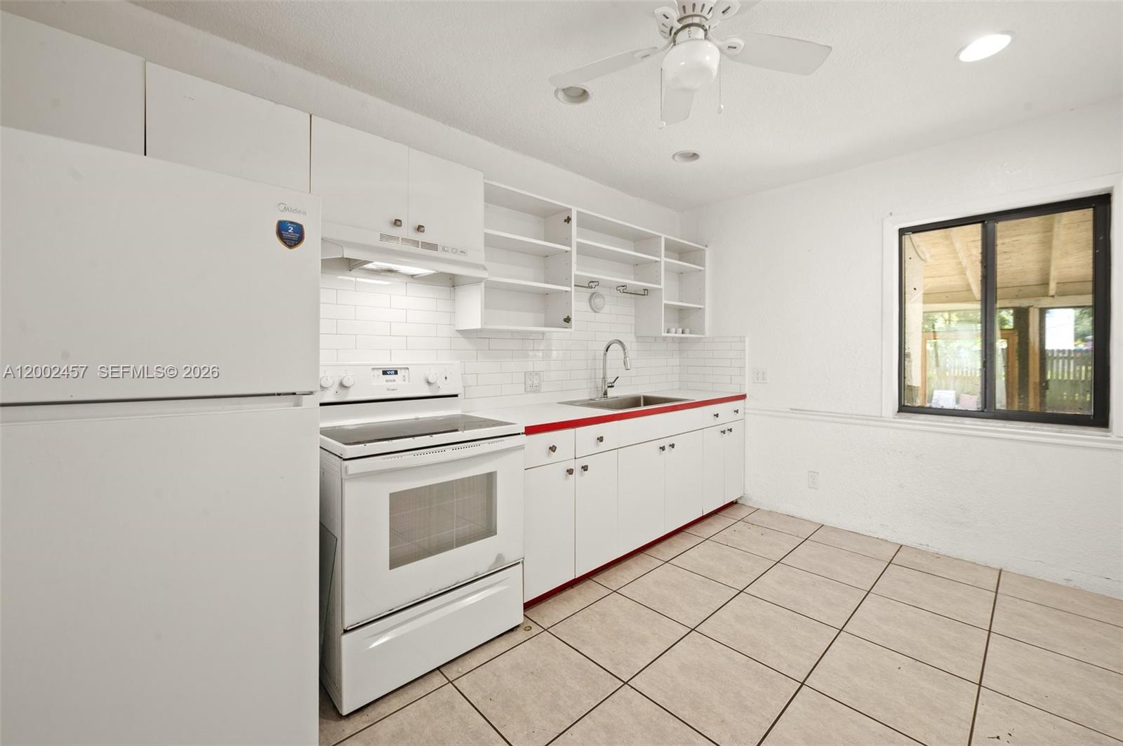 HOLLYWOOD LITTLE RANCHES - Residential