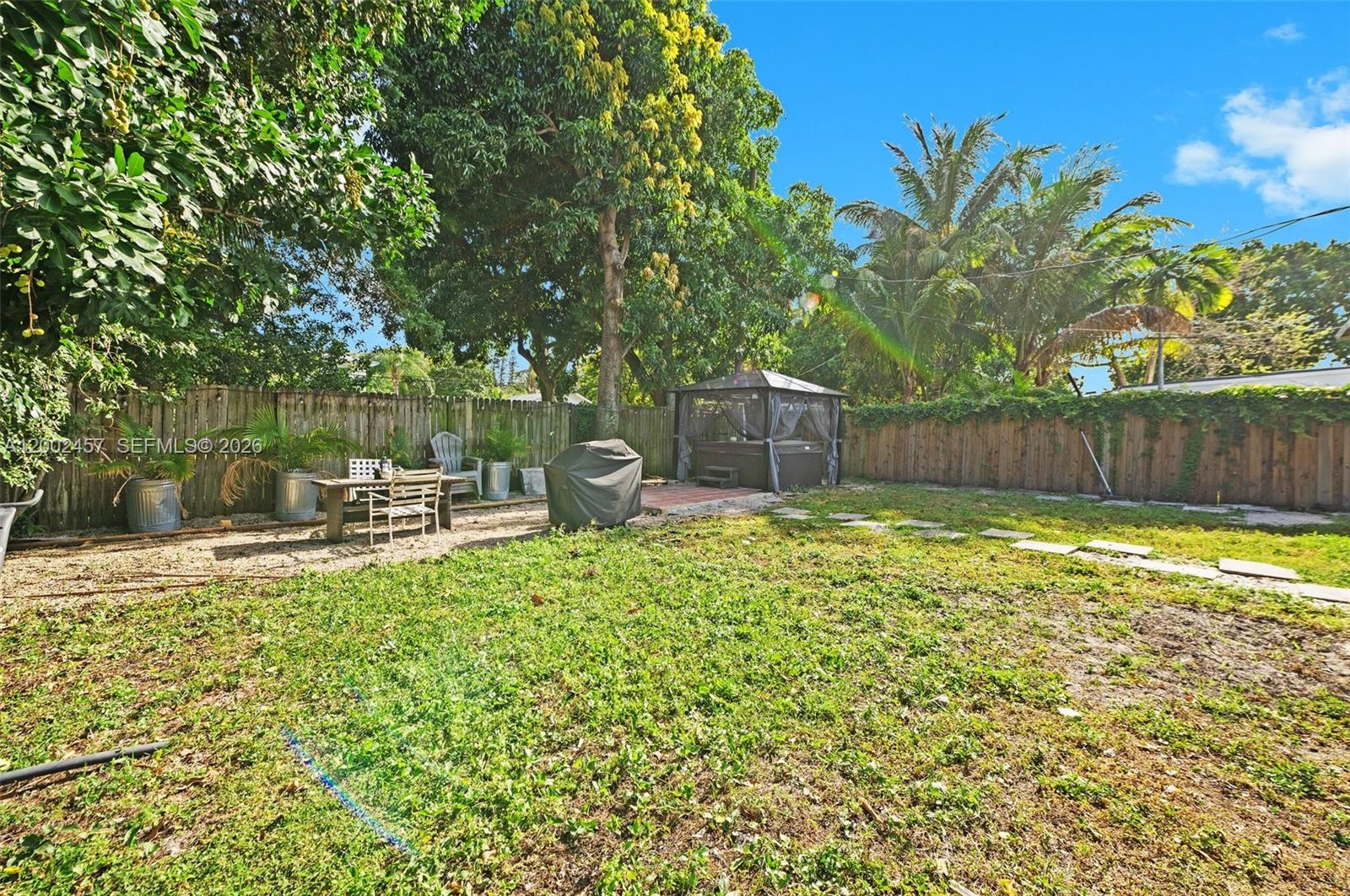 HOLLYWOOD LITTLE RANCHES - Residential