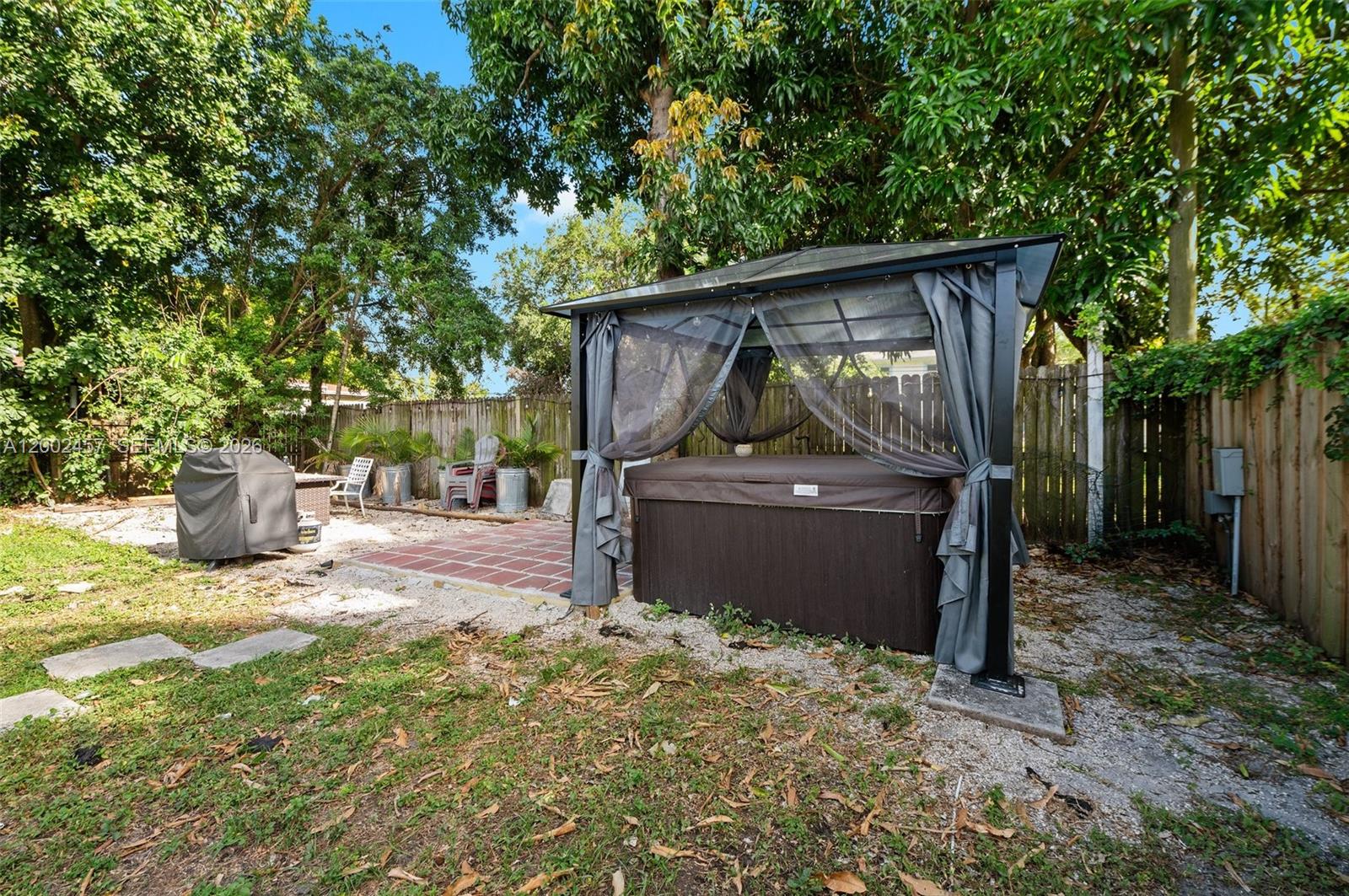 HOLLYWOOD LITTLE RANCHES - Residential