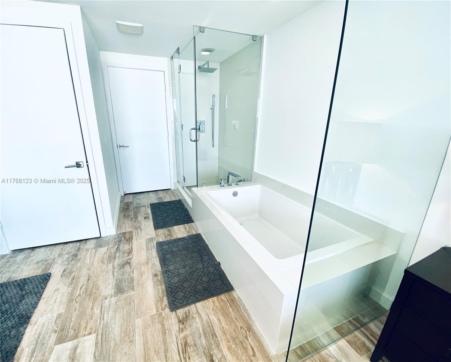 PARAISO BAY CONDO - Residential