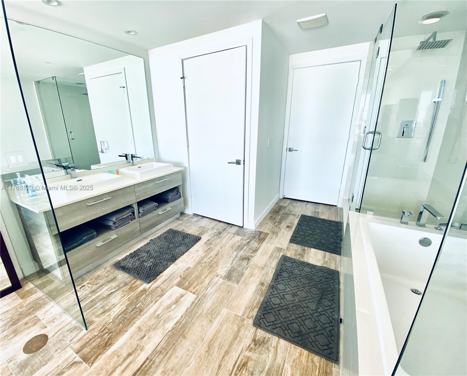PARAISO BAY CONDO - Residential