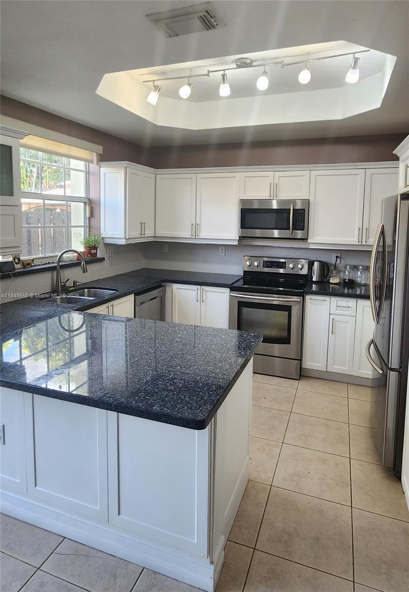 Beautiful corner unit featuring 3 bedrooms and 2.5 bathrooms. The spacious master bedroom offers a unique layout that sets this home apart. The AC is brand new, and the property is filled with natural light throughout. Located in a quiet community, close to excellent schools, shopping plazas, and supermarkets. Showings available Sunday and Monday from 2:00 PM to 6:00 PM. Don’t miss out on this great opportunity