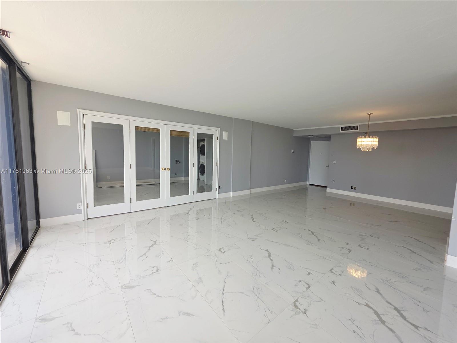 THE PALM BAY YACHT CLUB - Residential