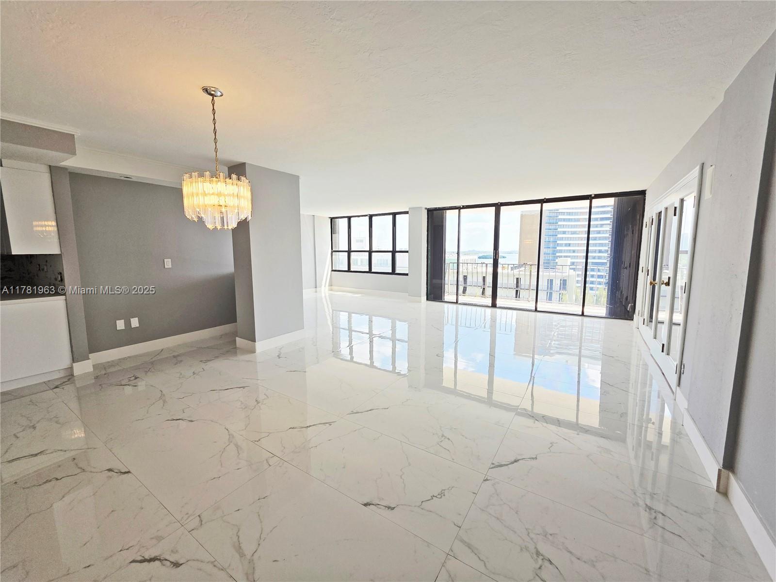THE PALM BAY YACHT CLUB - Residential