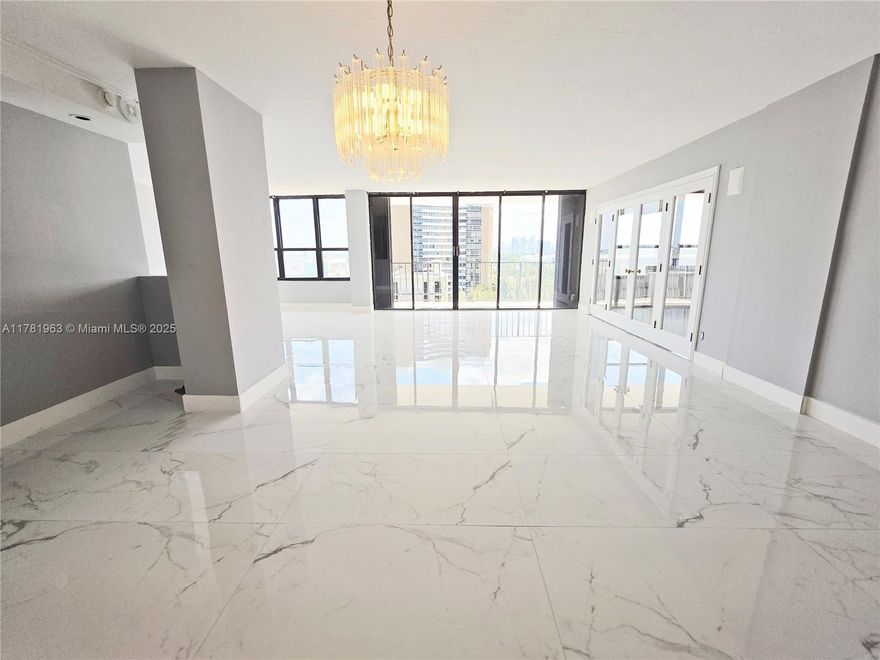 GORGEOUS 2/2 UNIT, BAY VIEWS. Great to live in or rent out. Million-dollar views of cinematic sunrises and sunsets over Biscayne Bay and Miami Beach. Access to the best schools, charming Bayfront park, and major highways. Valet parking and amenities (tennis, pool, sauna, gym). This apartment offers the lifestyle you are looking for, in a quiet, safe, and secure community. Centrally located, minutes from downtown, airport, Miami Beach, Wynwood, Miami Design District, and Aventura. Don't miss this opportunity!----------vacant