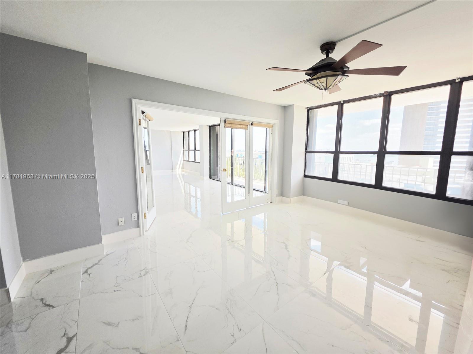 THE PALM BAY YACHT CLUB - Residential