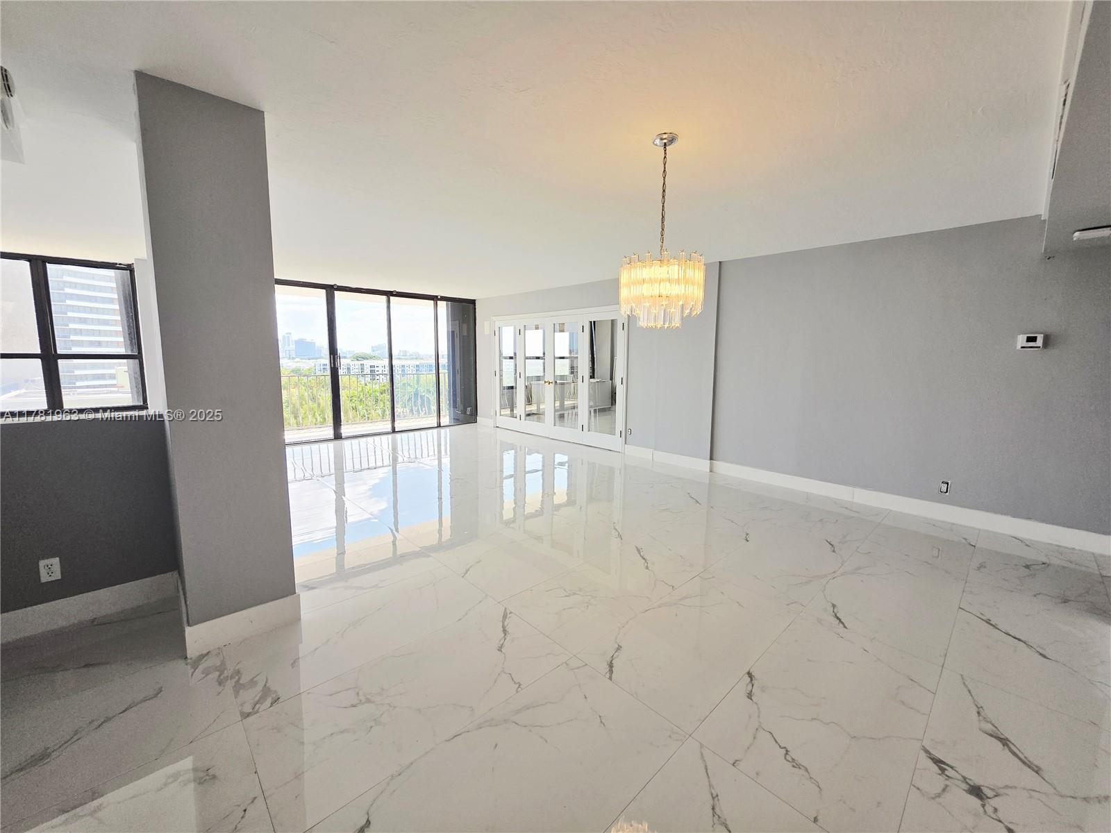 THE PALM BAY YACHT CLUB - Residential