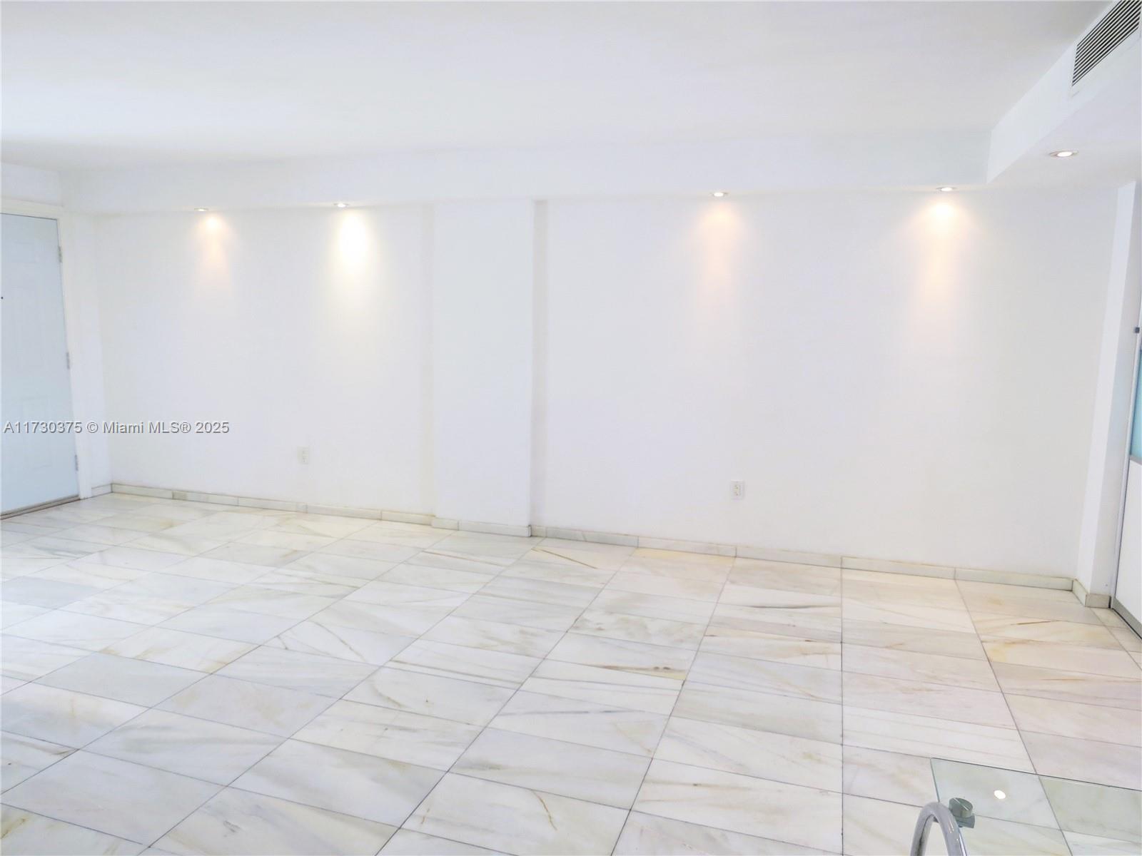 240 Collins Ave 6C