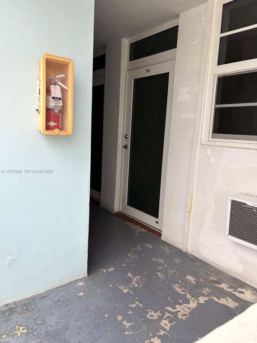 335 Collins Ave 302