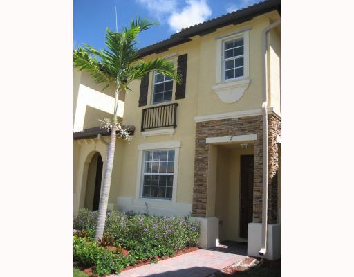 Gorgeous 2 stry town house at isles of bayshore. tiles thruout the house. easy to clean & maintain. FANTASTIC neighborhood. full L shape kitchen for perfect family entertainment. Gated Private community with lots of amenities. all utilities are paid by te nants. The lessor pays for condo maintenance fee and taxes.. but nothing else.