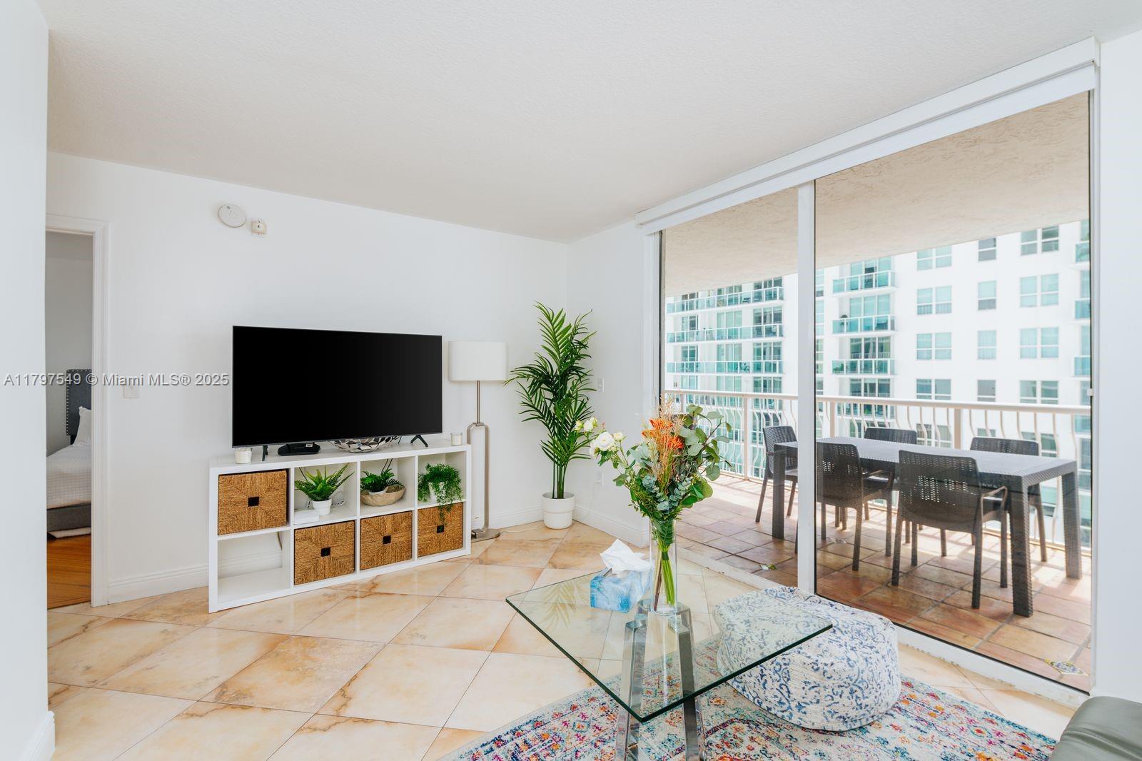 Great investment opportunity; daily rentals are allowed, including Airbnb and VRBO. The original 1-bedroom layout has been transformed into 2 bedrooms, providing versatility for guests. Bay view and great location. Within walking distance to Brickell Village and excellent restaurants for enjoying delicious dining with family and friends.