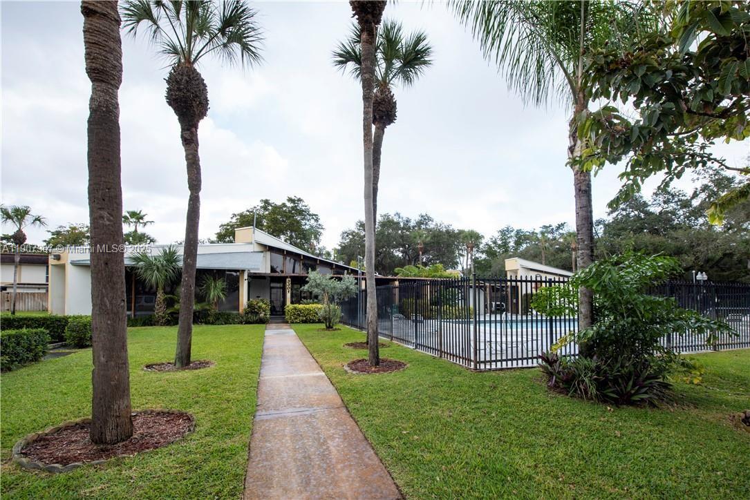 HOLLYWOOD GARDENS CONDOMI - Residential Lease