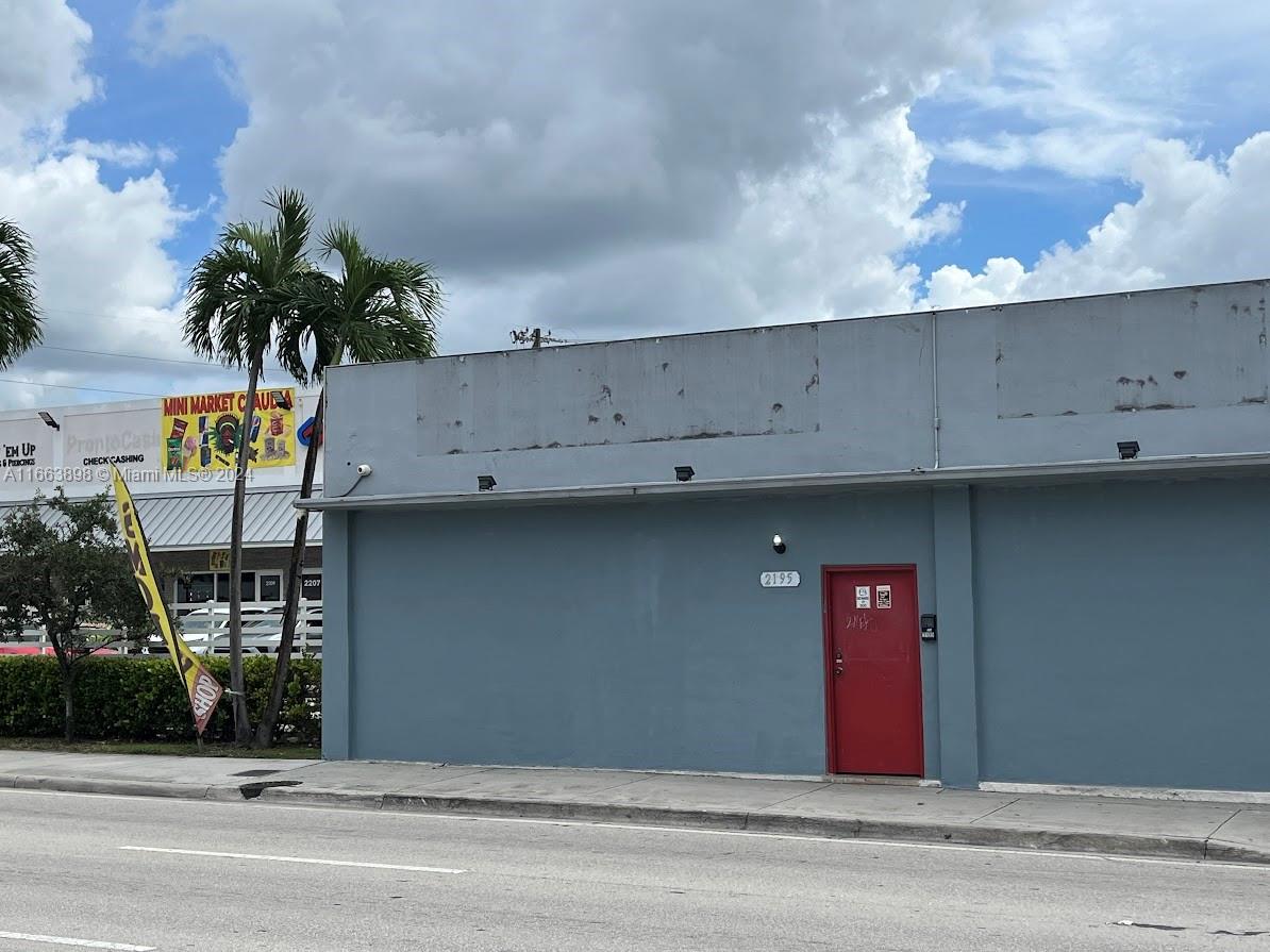 Comercial building located in a busy area, very dynamic area of the automotive market, excellent location near to downtown Miami, near the Miami International Airport and the main avenues of the central hull, total 5,800 SQFT 2,860 under roof, with 260 sqft office. Two (02) bathrooms, staff dining area, total protection is located on 27th Avenue, construction is on CBS and the new roof, new electrical and plumbing.