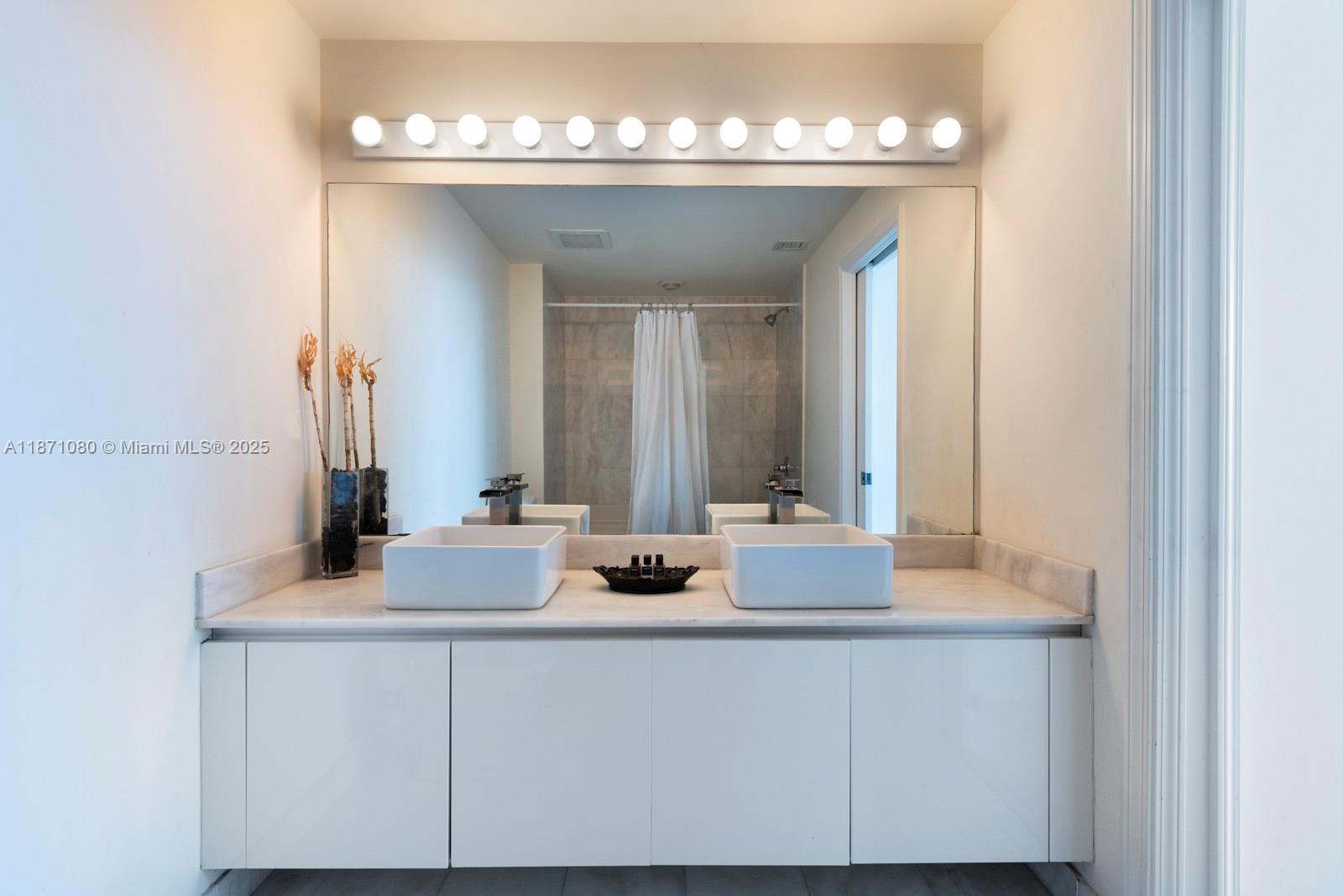 BLUE CONDO - Residential