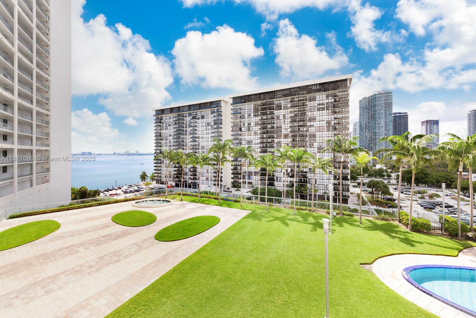 BLUE CONDO - Residential