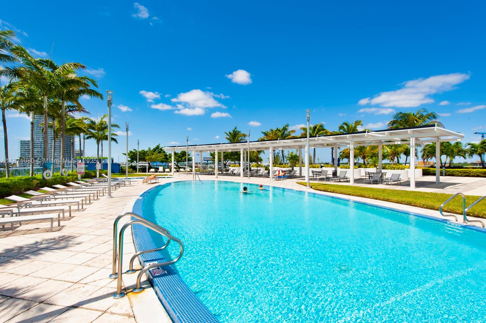 BLUE CONDO - Residential