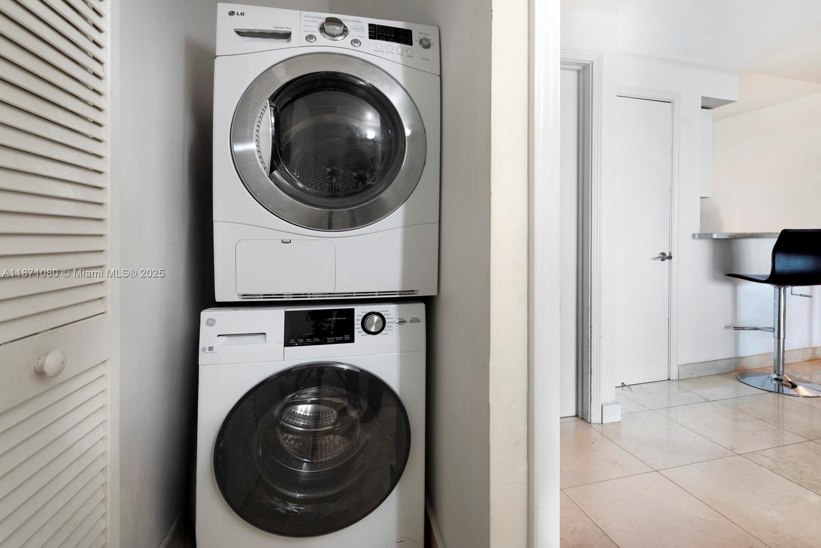 BLUE CONDO - Residential