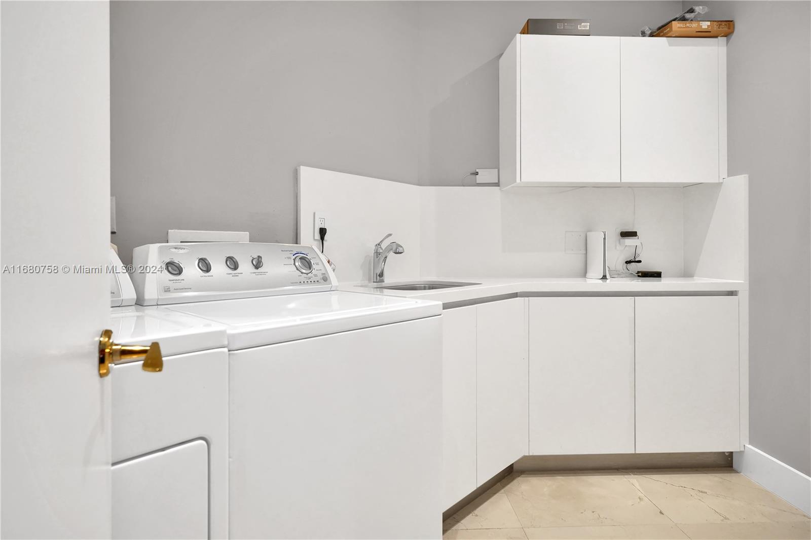 SOLIMAR CONDO - Residential
