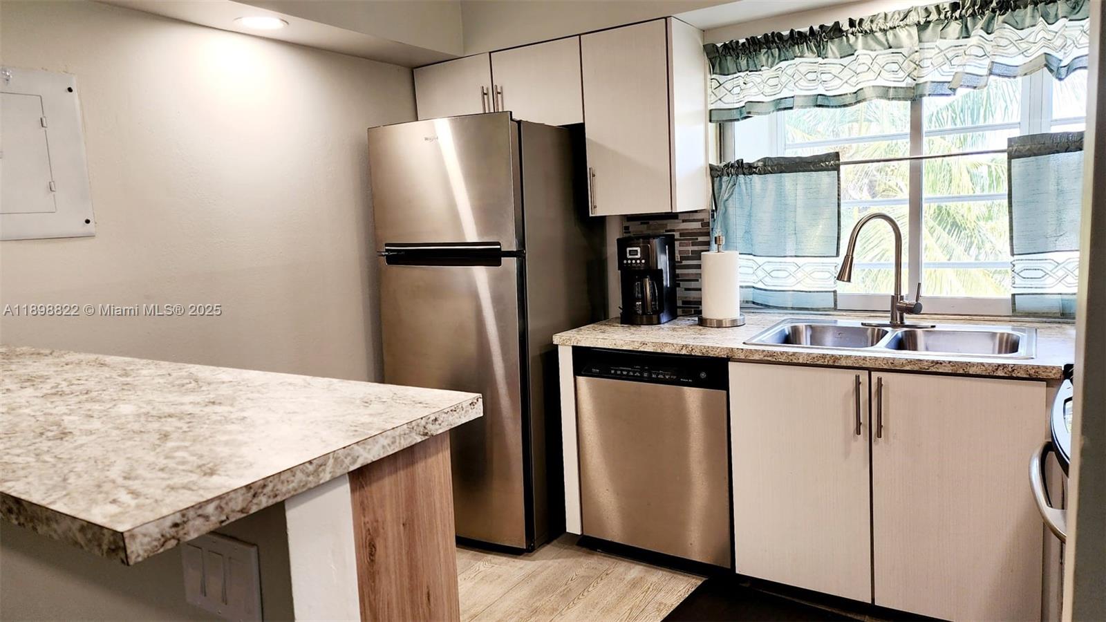 LIME BAY CONDOMINIUM 6 - Residential Lease