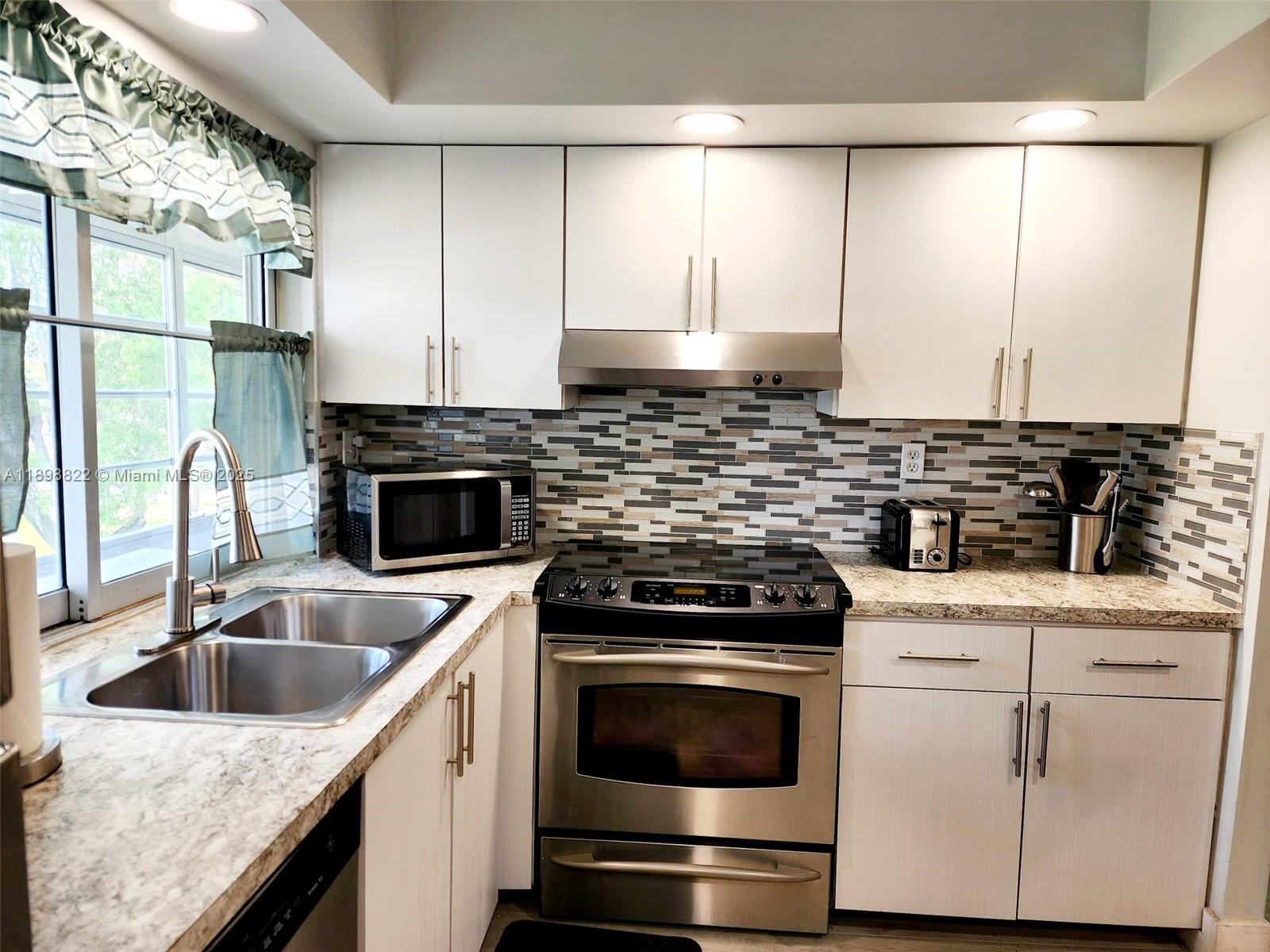 LIME BAY CONDOMINIUM 6 - Residential Lease