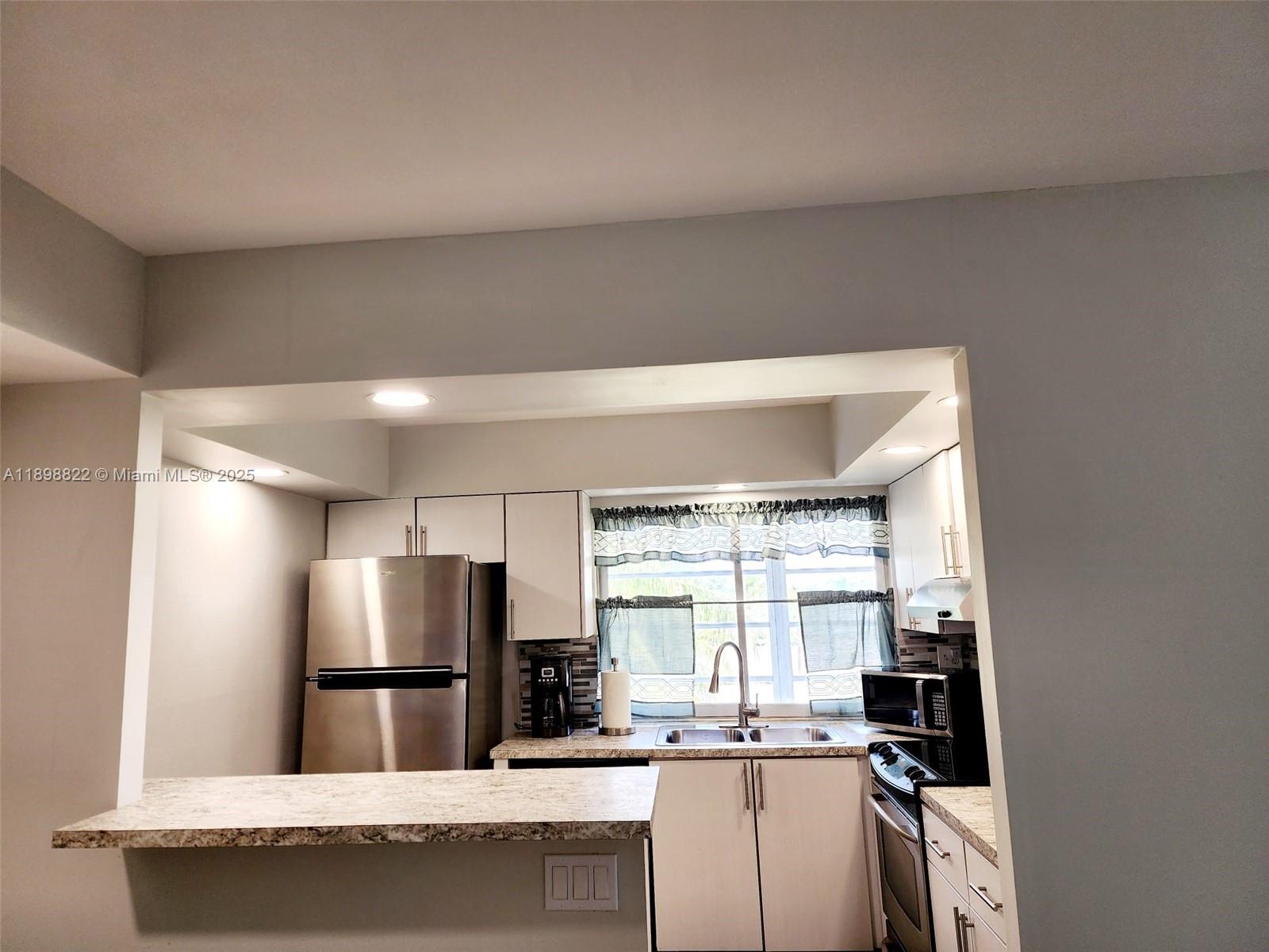 LIME BAY CONDOMINIUM 6 - Residential Lease