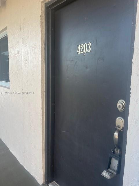Spacious apartment complete updated 2 bedrooms and 2 bathrooms. Great views of the lake and the pool.
Great location close to shopping mall, restaurants.