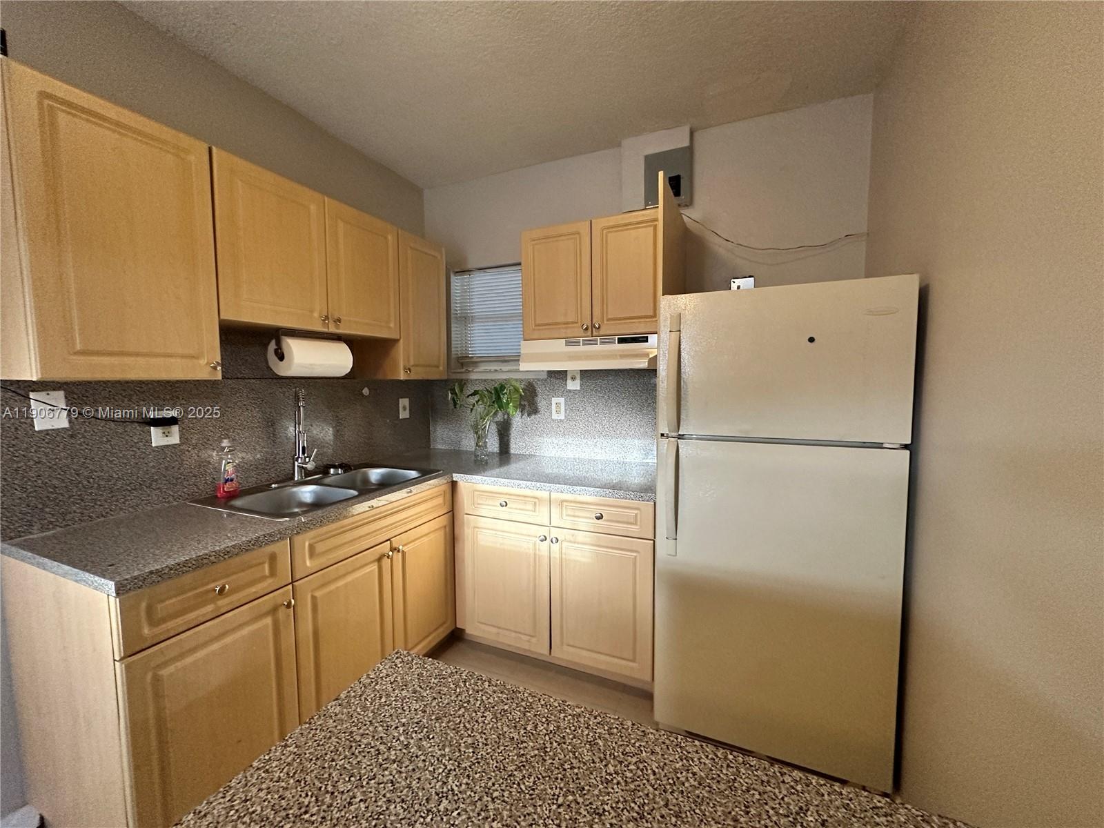 COUNTRY LAKE MANORS SEC 3 - Residential Lease