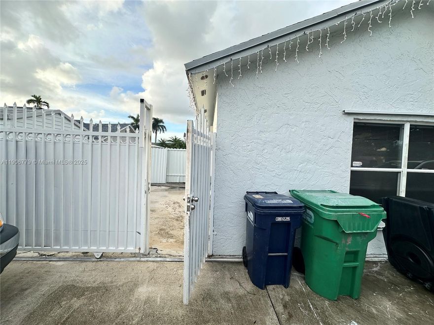 AMPLE EFFICIENCY FOR RENT (400 SF) IN A GREAT RESIDENTIAL NEIGHBORHOOD, INDEPENDENT ENTRANCE, NEAR SHOPPING, 826 & TURNPIKE. ALL TILE, PRIVACY GATE, ELECTRICITY & WATER INCLUDED IN PRICE, SEE PICTURES TO APPRECIATE THE SPACE AND LAY OUT. 2 ADULTS MAXIMUM. CALL TODAY!