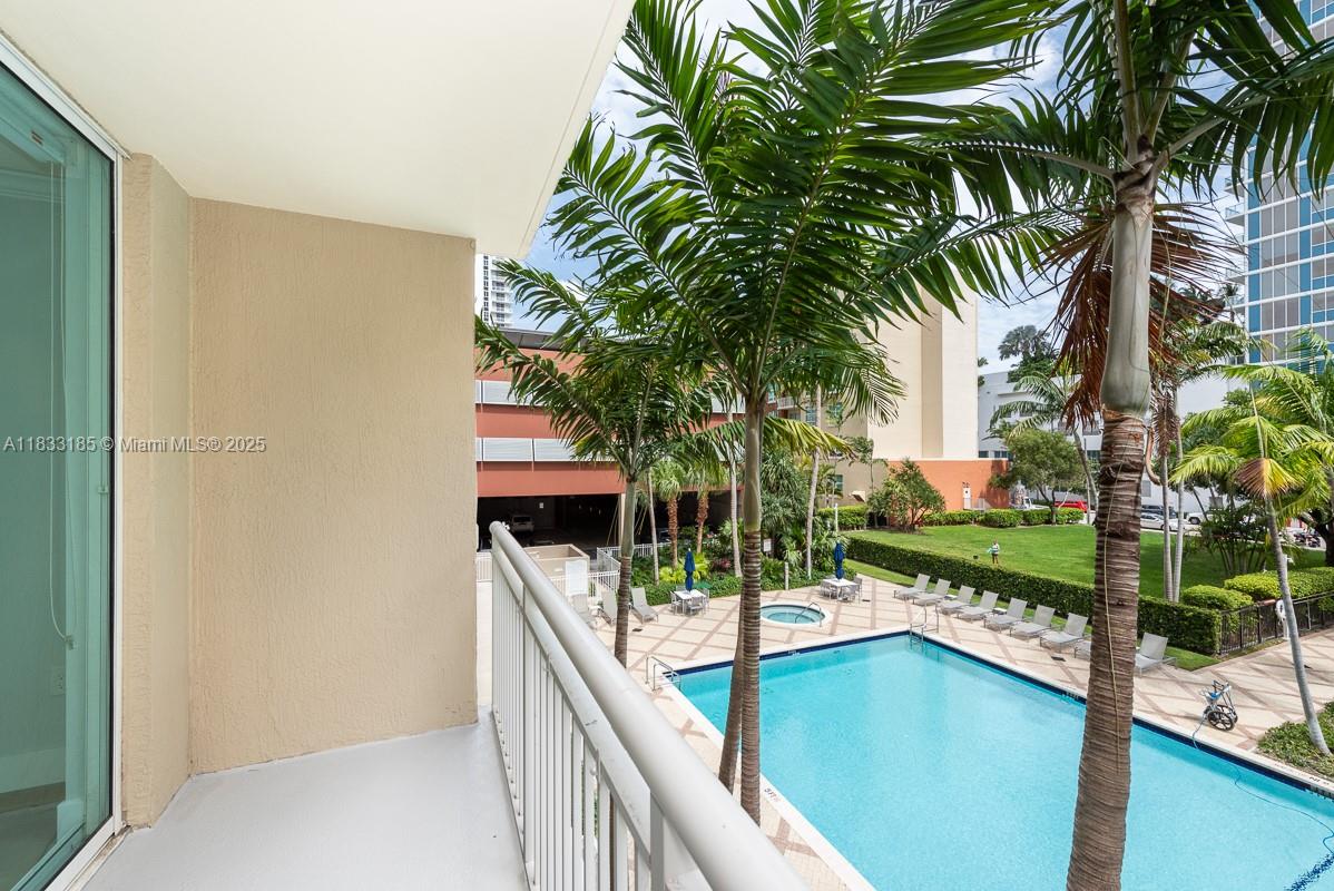 2000 N Bayshore Dr 203, Miami, FL, 33137/$498,000 3 2000 N Bayshore Dr 203