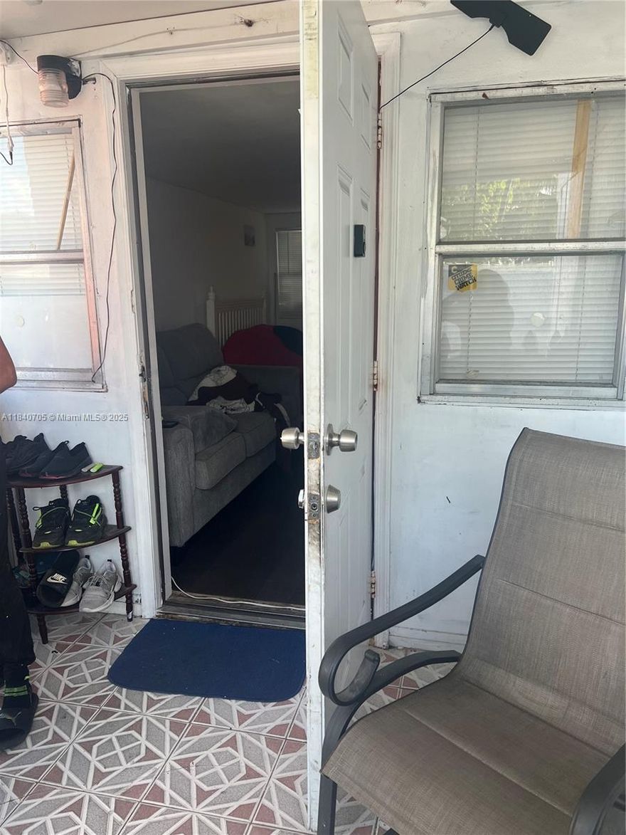 Mobile home for sale. Currently split as a 1/1- 1/1. Tenats currently living there. Can be used as even a 3/2. Great for investors