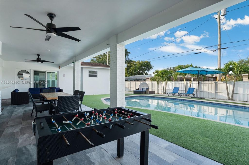 Photo of 632 S Crescent Dr, Hollywood, FL 33021 (MLS # A12012892)